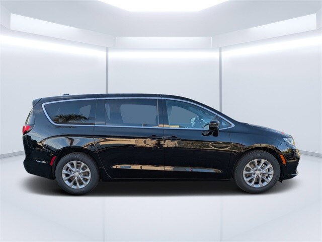 2026 Chrysler Pacifica Limited photo 2