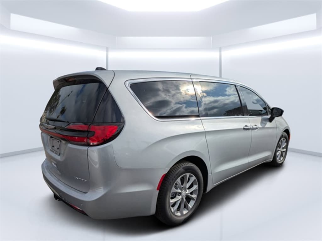 New 2026 Chrysler Pacifica LIMITED Passenger Van
