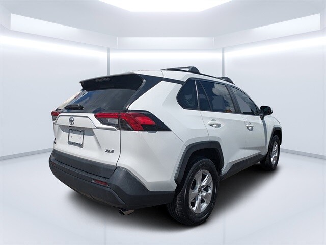 2021 Toyota RAV4 XLE photo 2