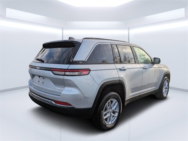 2025 Jeep Grand Cherokee Laredo photo 3