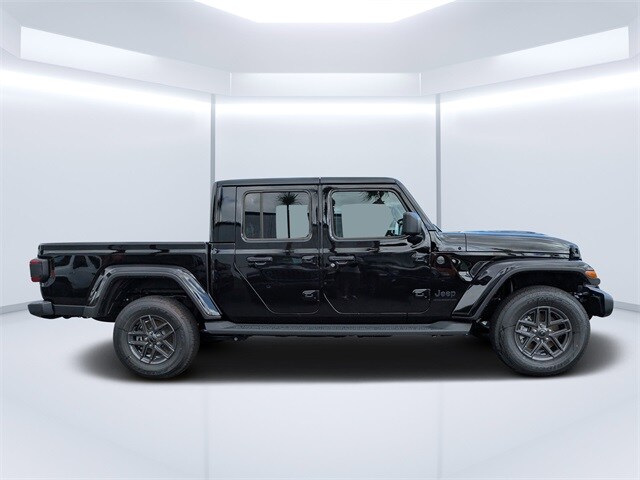 2025 Jeep Gladiator Sport S photo 2