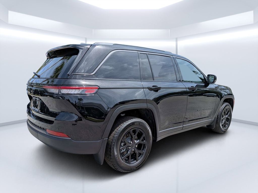 New 2026 Jeep Grand Cherokee Laredo Sport Utility