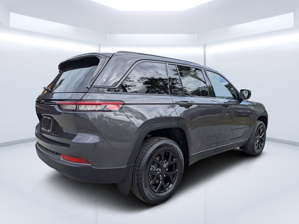 New 2026 Jeep Grand Cherokee Laredo Sport Utility