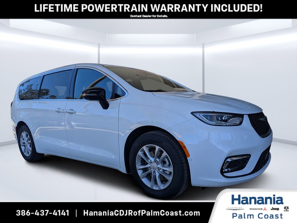 2026 Chrysler Pacifica Select's photo
