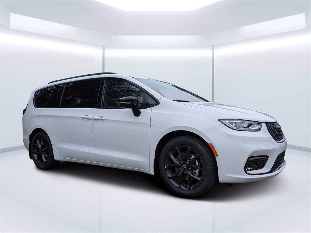 2026 Chrysler Pacifica Select's photo