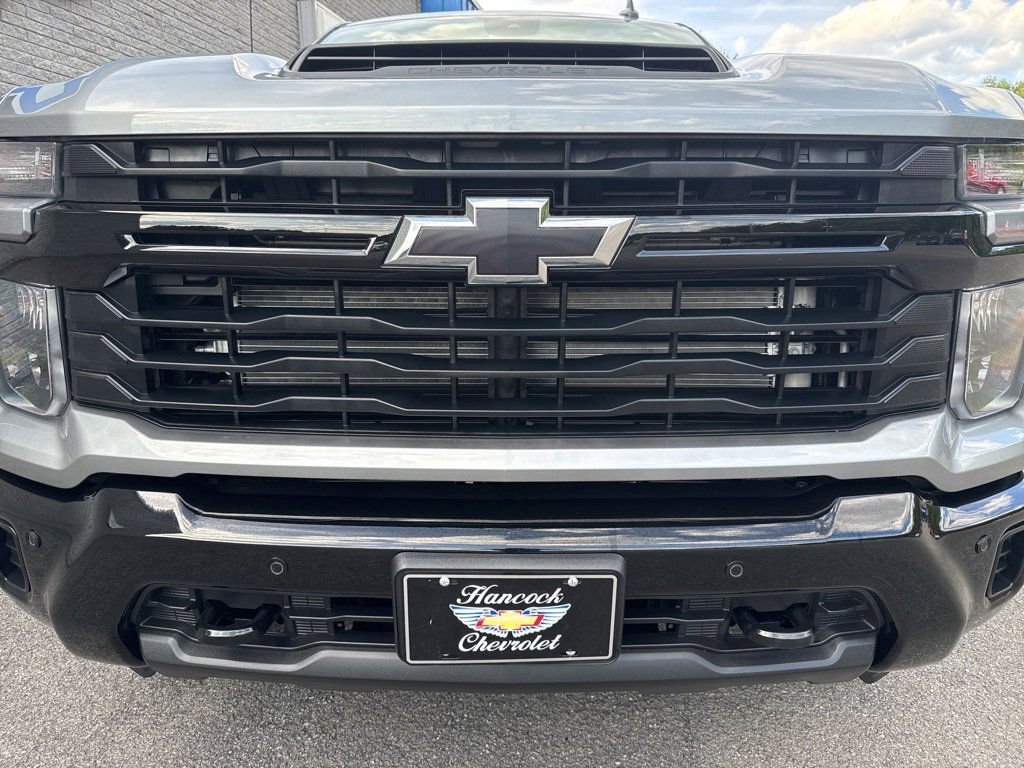 2025 Chevrolet Silverado 2500HD Custom photo 3