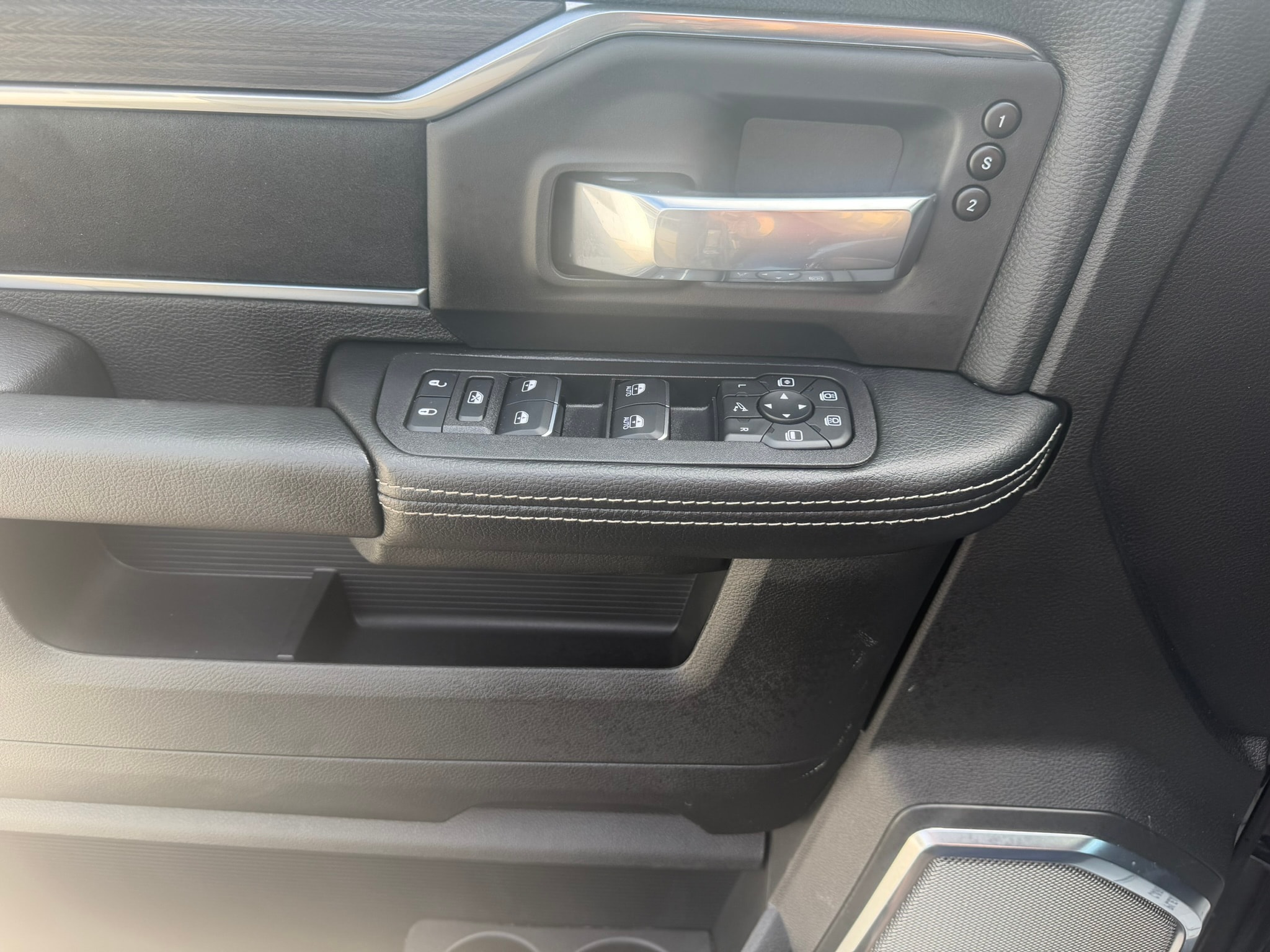 2026 RAM 3500 Laramie - Photo 11