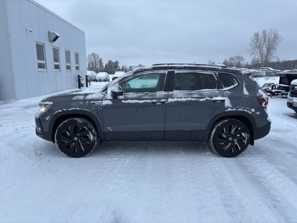 Used 2024 Volkswagen Taos SE Black SUV