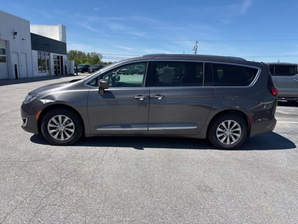 Used 2019 Chrysler Pacifica Touring L Van Passenger Van