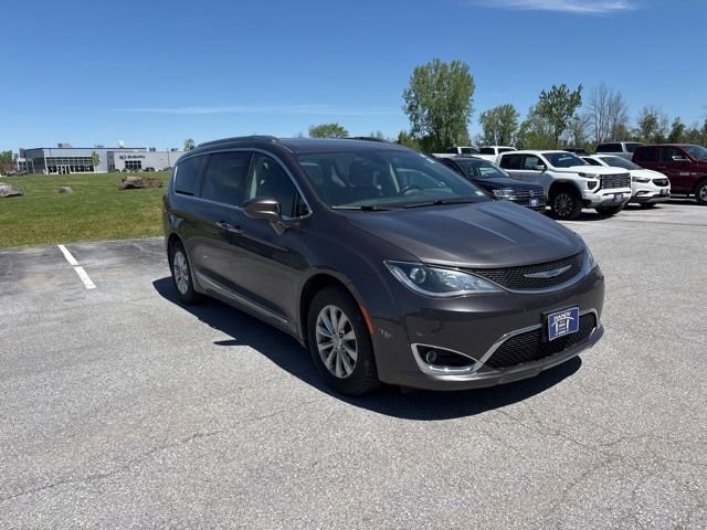 2019 Chrysler Pacifica Touring L's photo