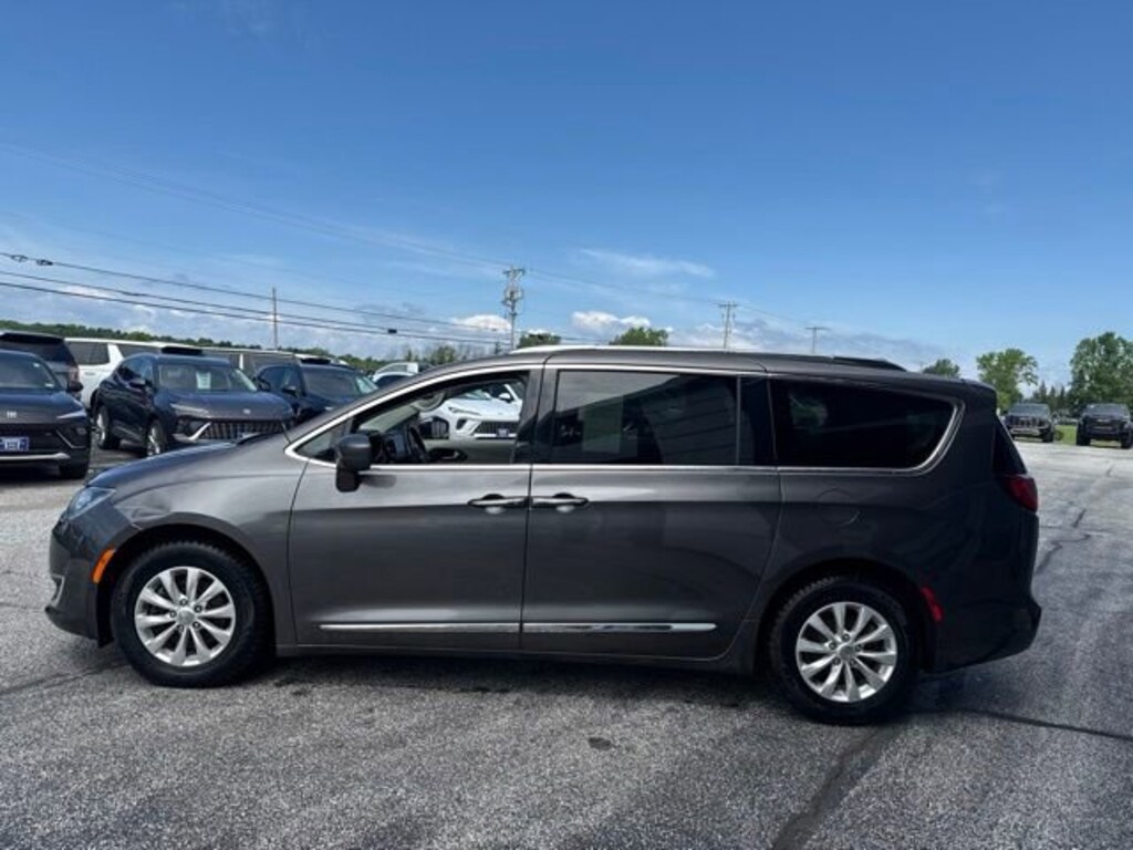 Used 2019 Chrysler Pacifica Touring L Minivan