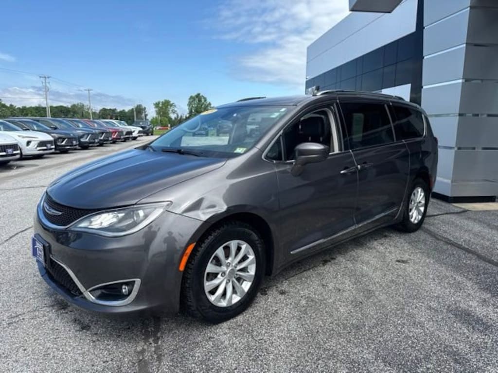 Used 2019 Chrysler Pacifica Touring L Minivan