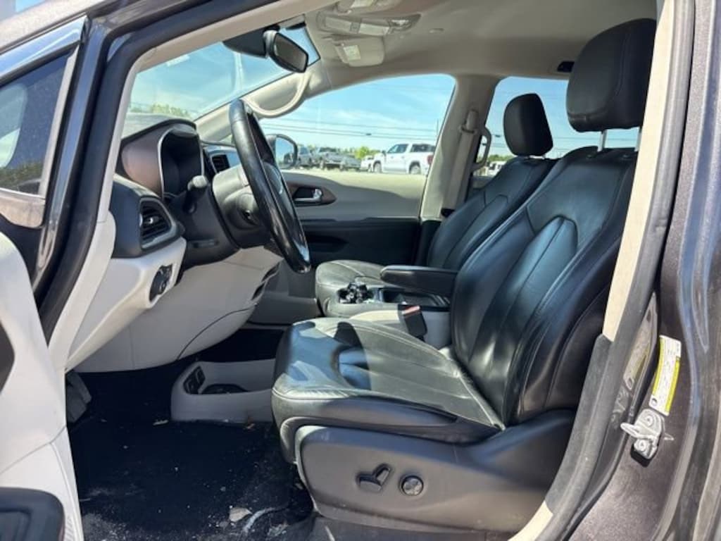 Used 2019 Chrysler Pacifica Touring L Minivan