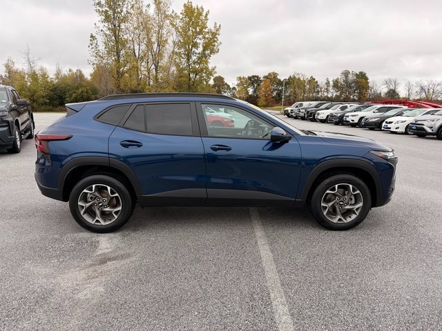 2024 Chevrolet Trax LT photo 2