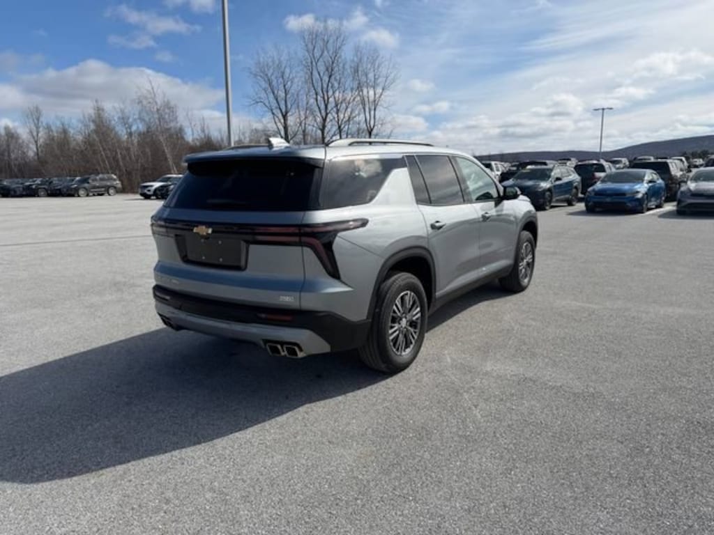 Used 2025 Chevrolet Traverse LT SUV