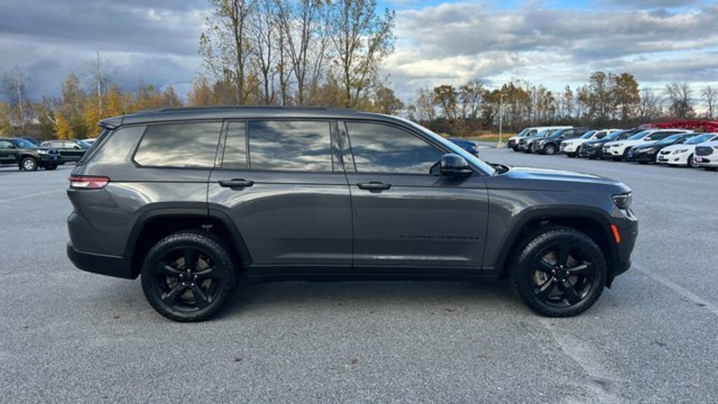 Used 2022 Jeep New Grand Cherokee Laredo SUV