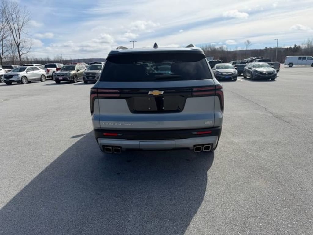 Used 2025 Chevrolet Traverse LT SUV