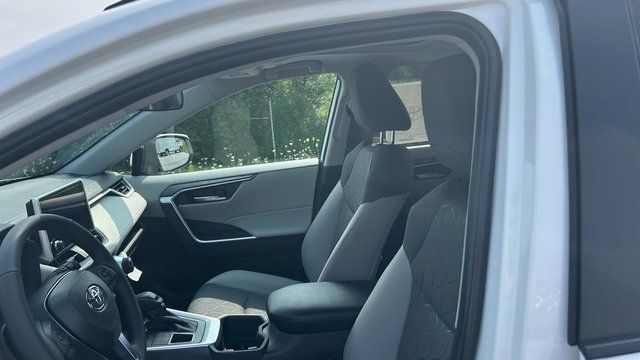 2025 Toyota RAV4 XLE - Photo 15