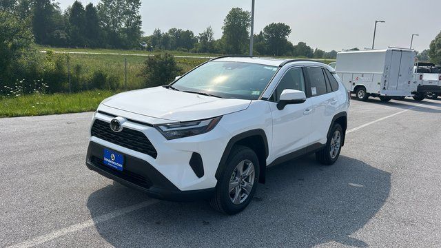 2025 Toyota RAV4 XLE - Photo 7