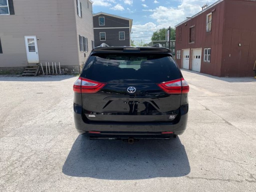 Used 2017 Toyota Sienna XLE Minivan/Van