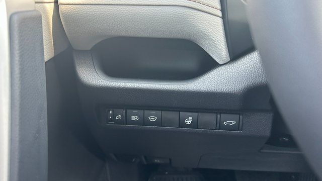 2025 Toyota RAV4 XLE - Photo 21