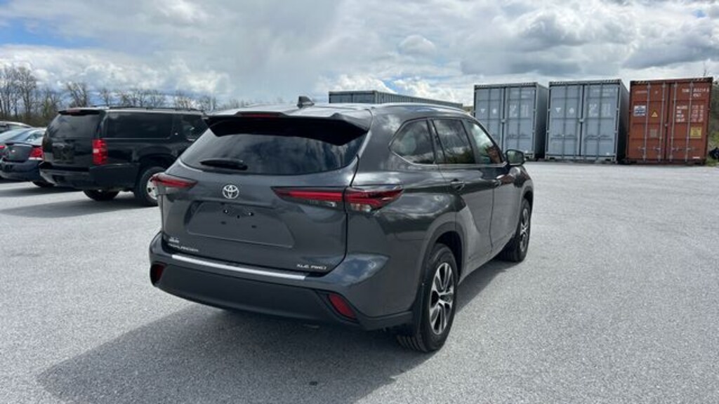 Used 2025 Toyota Highlander XLE SUV