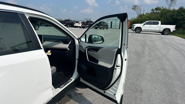 2025 Toyota RAV4 XLE - Photo 48