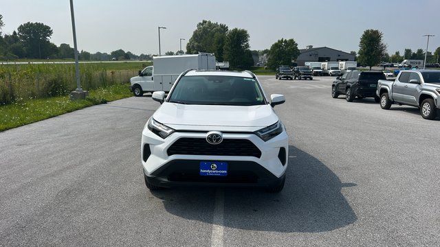 2025 Toyota RAV4 XLE - Photo 8