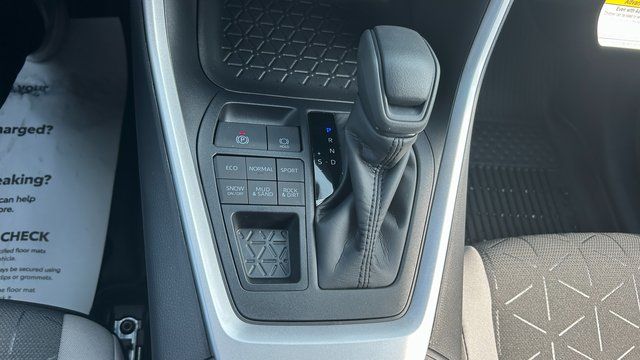 2025 Toyota RAV4 XLE - Photo 26