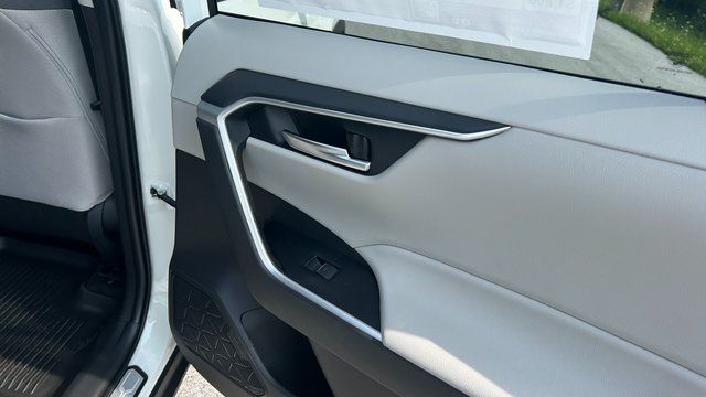 2025 Toyota RAV4 XLE - Photo 43