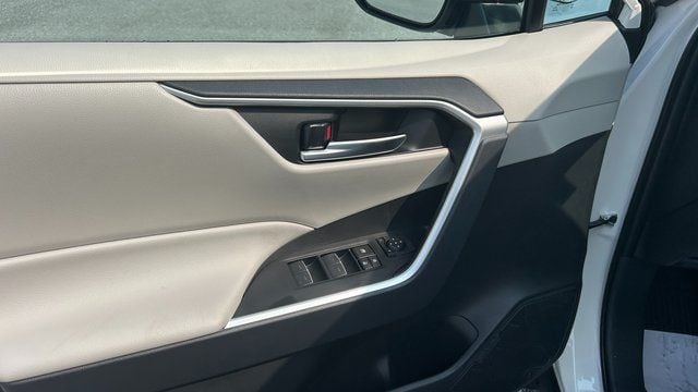 2025 Toyota RAV4 XLE - Photo 13