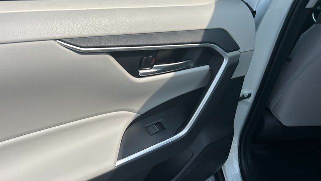 2025 Toyota RAV4 XLE - Photo 33