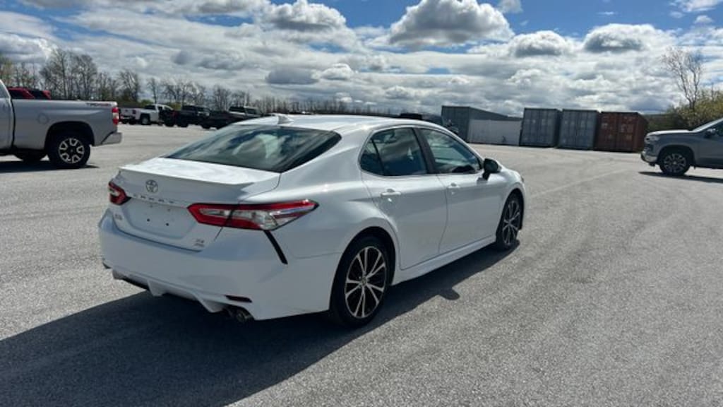 Used 2020 Toyota Camry SE Sedan