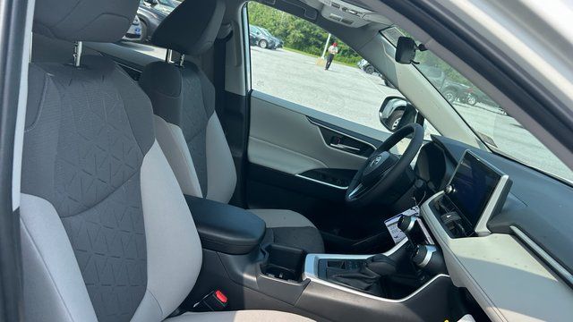 2025 Toyota RAV4 XLE - Photo 52