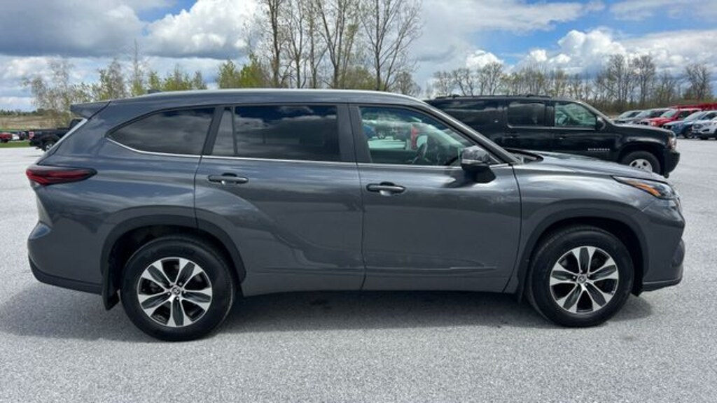 Used 2025 Toyota Highlander XLE SUV