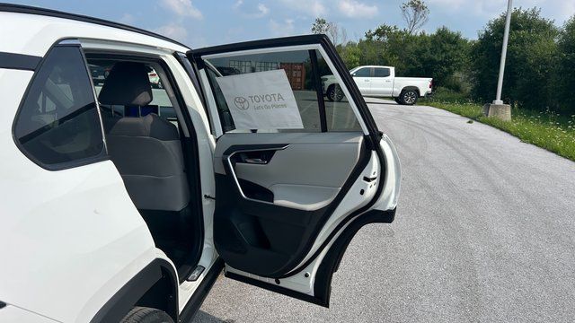 2025 Toyota RAV4 XLE - Photo 42