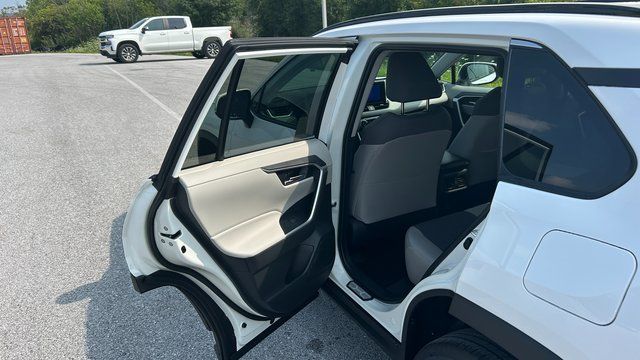 2025 Toyota RAV4 XLE - Photo 31
