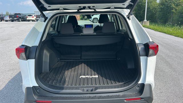 2025 Toyota RAV4 XLE - Photo 39