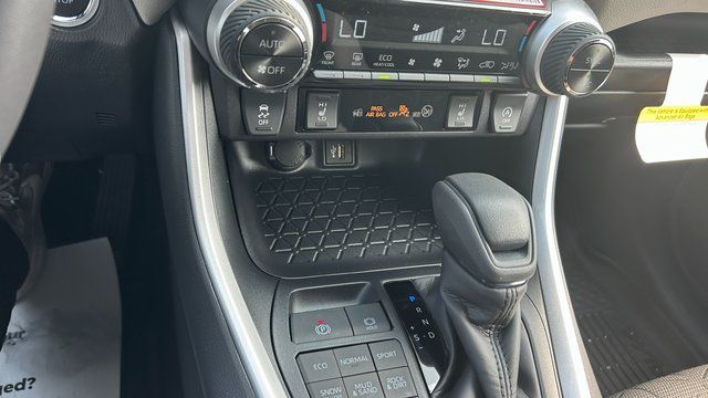 2025 Toyota RAV4 XLE - Photo 25