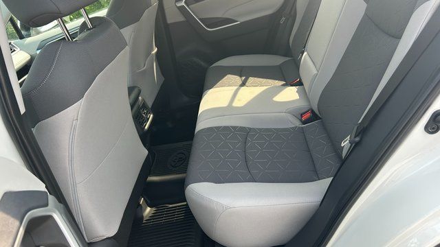 2025 Toyota RAV4 XLE - Photo 34