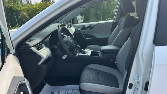 2025 Toyota RAV4 XLE - Photo 14