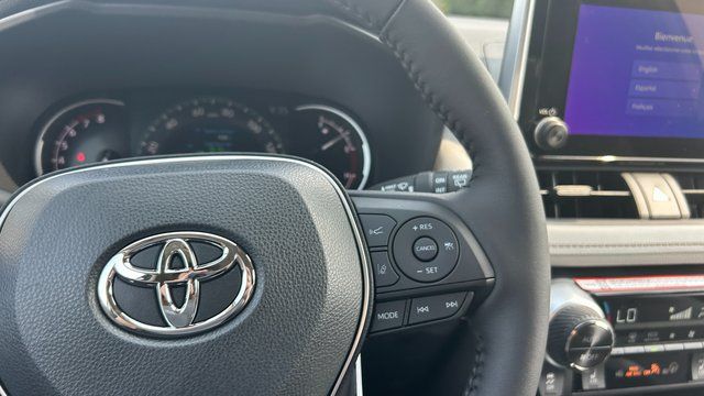 2025 Toyota RAV4 XLE - Photo 19