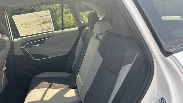 2025 Toyota RAV4 XLE - Photo 35