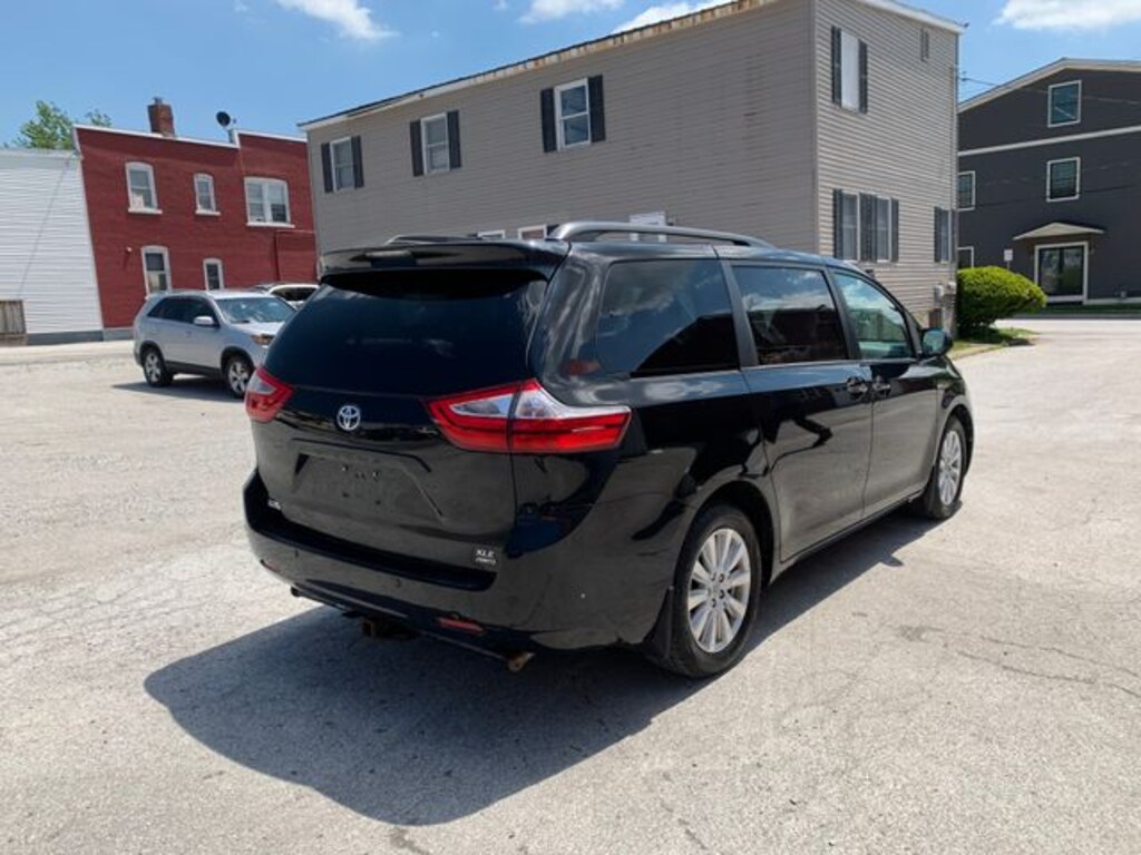Used 2017 Toyota Sienna XLE Minivan/Van