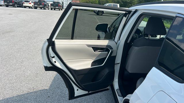 2025 Toyota RAV4 XLE - Photo 32