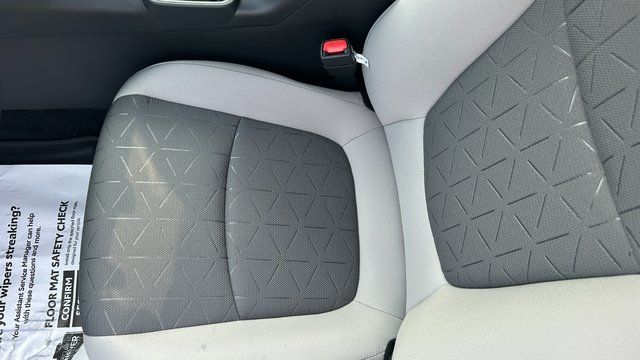 2025 Toyota RAV4 XLE - Photo 16