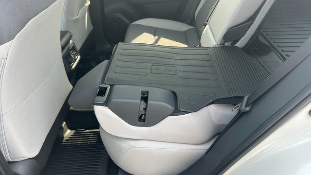 2025 Toyota RAV4 XLE - Photo 38