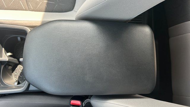2025 Toyota RAV4 XLE - Photo 29