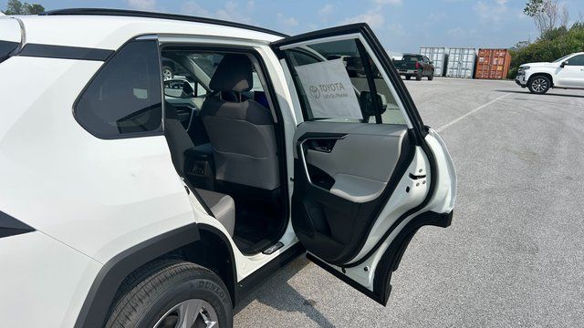 2025 Toyota RAV4 XLE - Photo 41