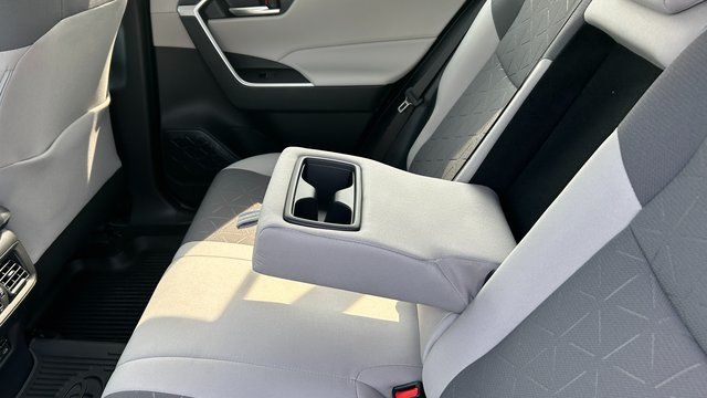 2025 Toyota RAV4 XLE - Photo 37